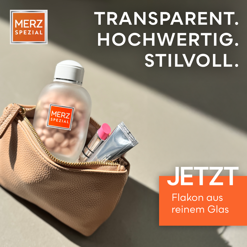 Auf einem hellen Untergrund liegen in einer beigen Kosmetiktasche eine Flasche, eine Tube und Perlen mit dem MERZ SPEZIAL-Etikett.
