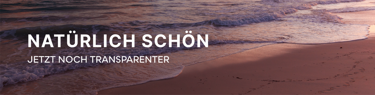 Sonnenuntergang über sanften Meereswellen an einem Sandstrand, mit einem deutschen Textüberlagerung über natürliche Schönheit und Transparenz.