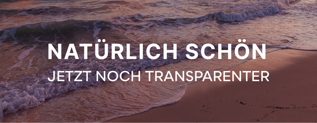 Sandstrand bei Sonnenuntergang mit Wellen und dem darüberliegenden Text „NATÜRLICH SCHÖN JETZT NOCH TRANSPARENTER“.