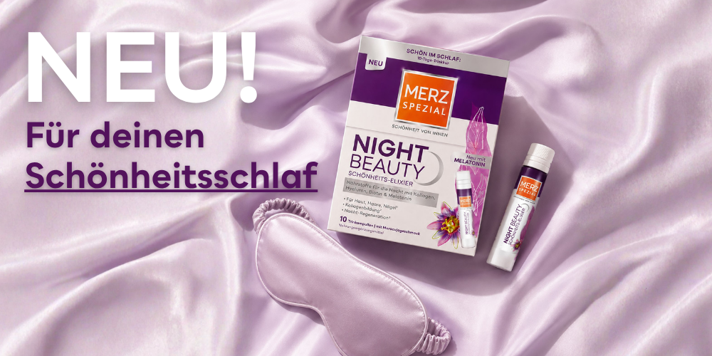 Merz Spezial Night Beauty-Produkt, Augenmaske und Kapsel auf lavendelfarbenem Satin mit deutschem Text zum Thema Schönheitsschlaf.